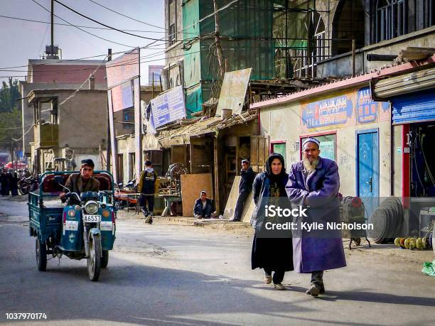 Hombre Y La Mujer Caminando En Yarkent Xinjiang Foto de stock y más banco de imágenes de Cultura uigur - Cultura uigur, Independencia - Concepto, Provincia de Xinjiang