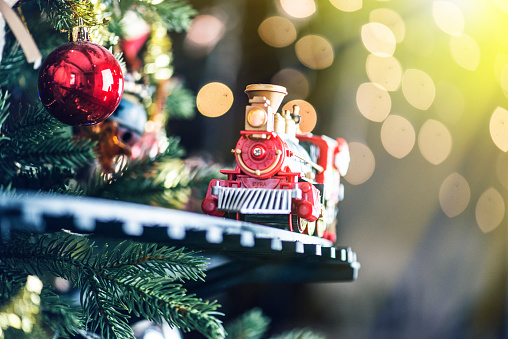 Tren de juguete y árbol de Navidad photo