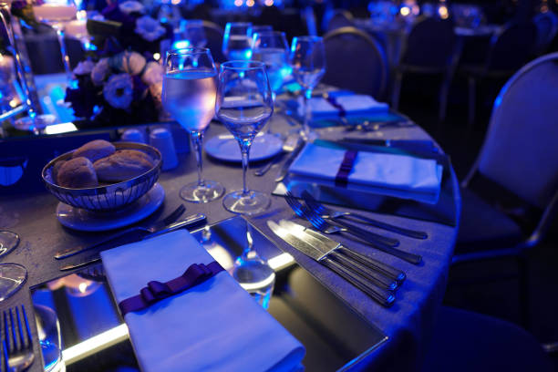 salle de réception de mariage ou autre salle de réception aménagée pour un repas raffiné - banquet photos et images de collection