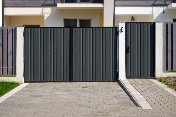 nuevas puertas de metal y una cerca del frente de la casa. - metal gates fotografías e imágenes de stock