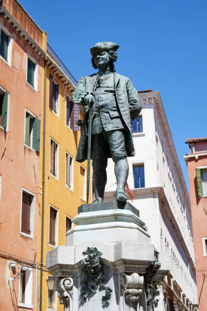 estátua de carlo goldoni com pedestal por antonio dal zotto (1841-1918) em veneza, itália - carlo goldoni - fotografias e filmes do acervo