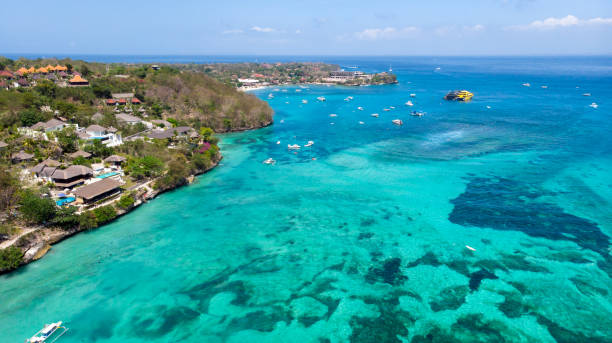 bali - nusa lembongan aerial view - nusa lembongan bali island beach imagens e fotografias de stock