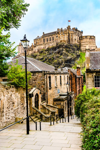 castelo de edimburgo visto a partir do vennel - edinburgh scotland castle skyline - fotografias e filmes do acervo