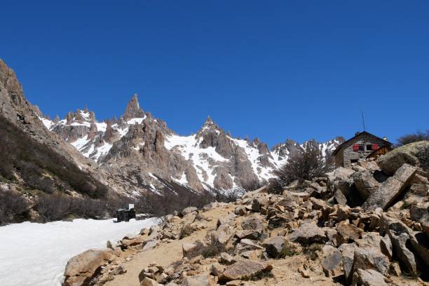 rifugio tra le montagne di bariloche, argentina - cerro catedral foto e immagini stock