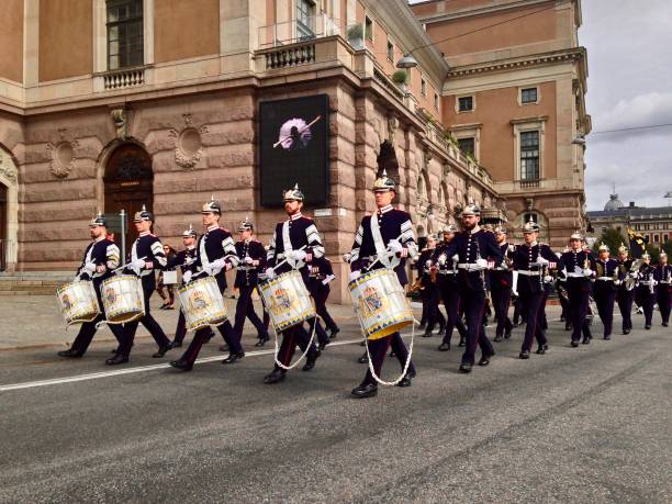 zespół gwardii zbliża się do pałacu królewskiego w sztokholmie - people full length palace sweden zdjęcia i obrazy z banku zdjęć