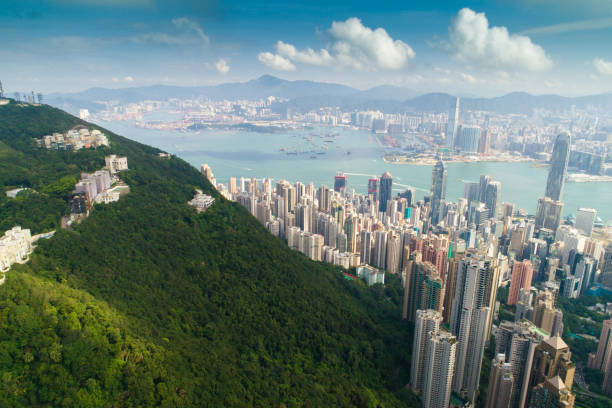 vista aerea panoramica dello skyline della città di hong kong e del victoria harbour al tramonto in cina - sunset built structure building exterior hong kong foto e immagini stock