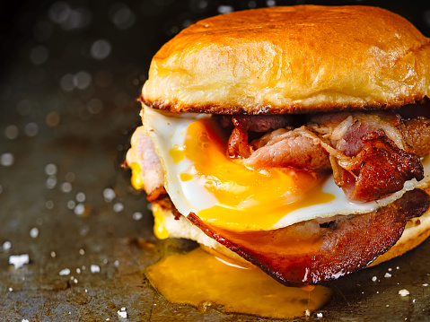 pan de sandwich rústico bacon huevo desayuno photo