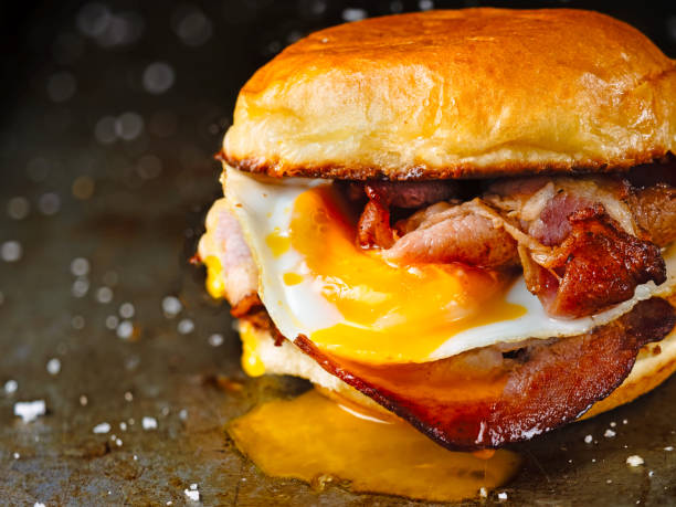 rustico bacon uovo colazione panino panino - bun foto e immagini stock