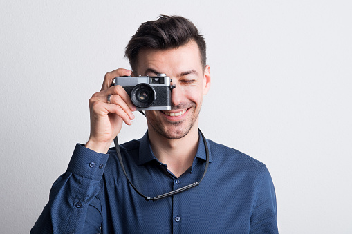 evolutie nood Beraadslagen Portrait Of A Young Man In A Studio With A Camera In Front Of His Eye Stock  Photo - Download Image Now - iStock