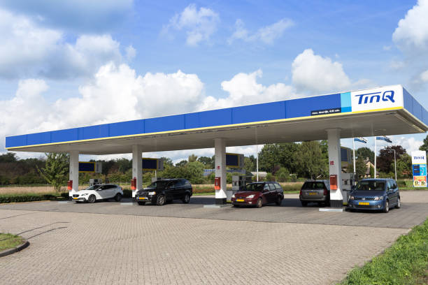 stacja benzynowa shell w: nunspeet - gas station service red yellow zdjęcia i obrazy z banku zdjęć
