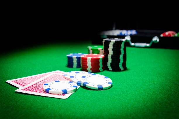 żetony pokerowe kartami pokerowymi - gambling chip green stack gambling zdjęcia i obrazy z banku zdjęć