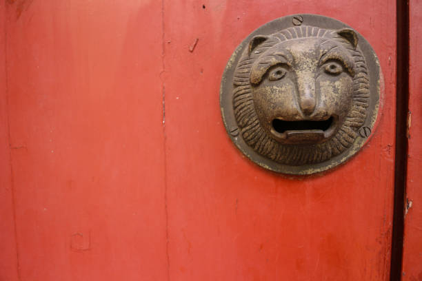 alte chinesische türklopfer - shanghai temple door china stock-fotos und bilder