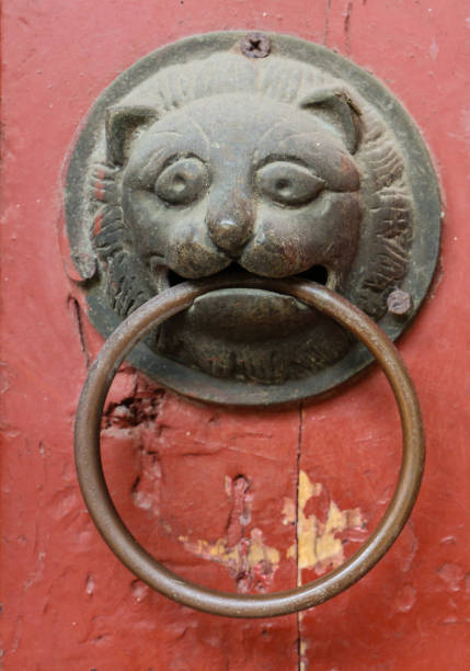 alte chinesische türklopfer - shanghai temple door china stock-fotos und bilder