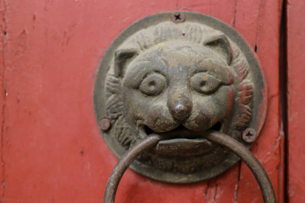 alte chinesische türklopfer - shanghai temple door china stock-fotos und bilder