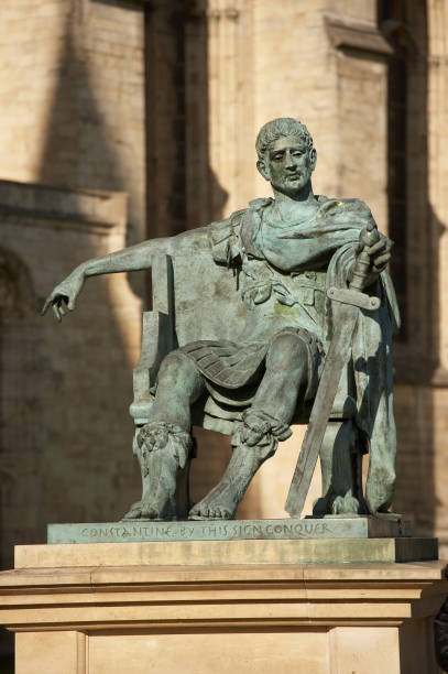 estátua de bronze de roman emperor de constantino, o grande em frente a catedral de york - emperor constantine emperor roman york england - fotografias e filmes do acervo