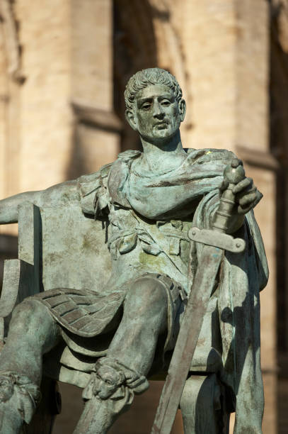 estátua de bronze de roman emperor de constantino, o grande em frente a catedral de york - emperor constantine emperor roman york england - fotografias e filmes do acervo