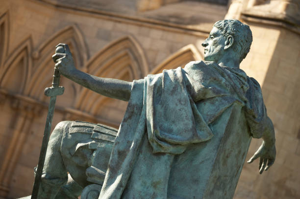 estátua de bronze de roman emperor de constantino, o grande em frente a catedral de york - emperor constantine emperor roman york england - fotografias e filmes do acervo