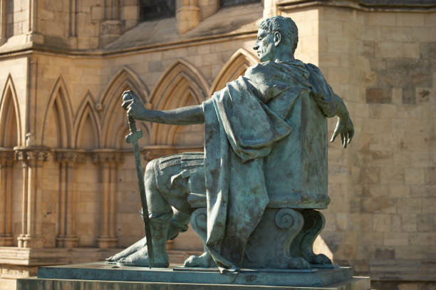 estátua de bronze de roman emperor de constantino, o grande em frente a catedral de york - emperor constantine emperor roman york england - fotografias e filmes do acervo