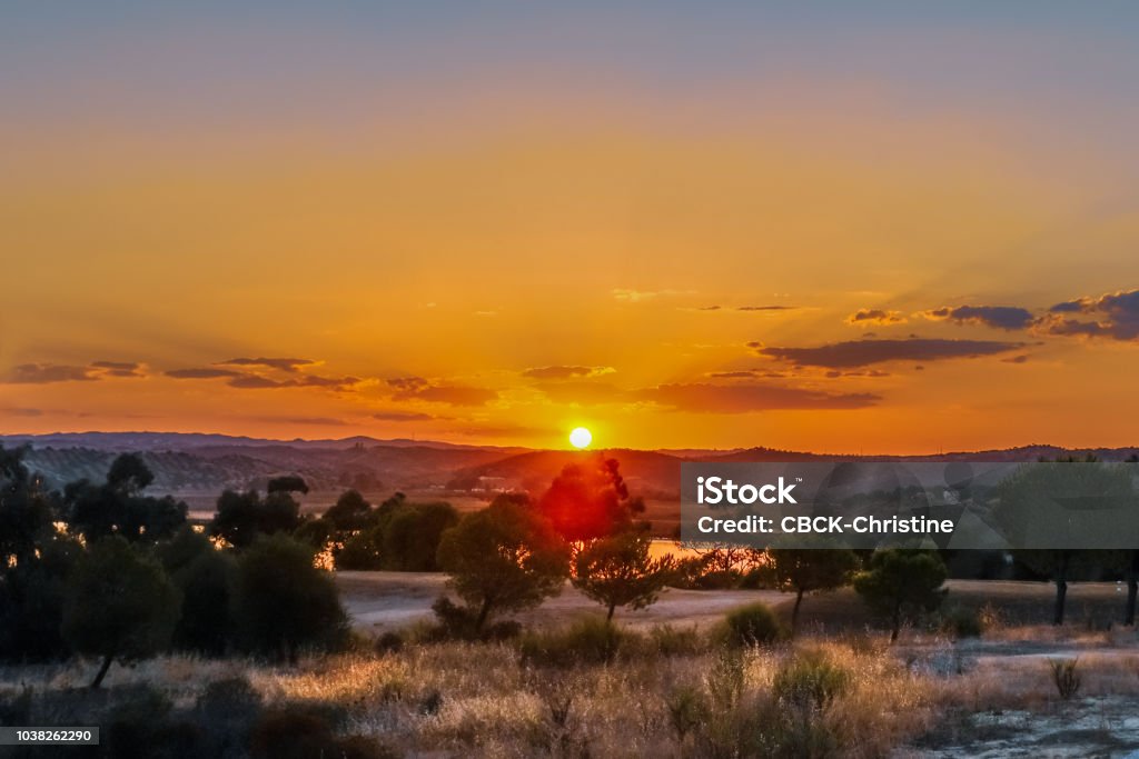 Coucher de soleil doré avec rayons dans la brume et les nuages à Ayamonte, Andalousie, en Espagne, à la recherche partout au Portugal sur le fleuve Guadiana, à partir de Costa Esuri - Photo de Andalousie libre de droits