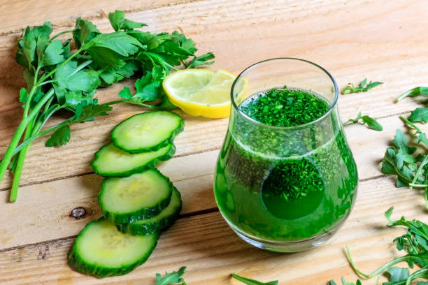 desintoxíquese jugo verde - juice vegetable fruit vegetable juice fotografías e imágenes de stock
