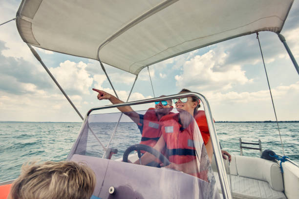 padre e bambini in barca sul lago di garda - sailing nautical vessel family lake foto e immagini stock