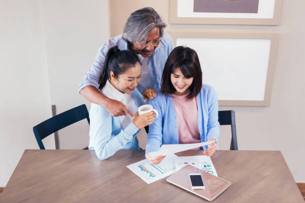 Happy Asian family reading and receiving a good news letter together at home, Information may contain tax refund money, university admission, lottery winning, test results or invitation letter feliz lectura familia asiática y recibir una carta de buenas noticias juntos en casa, la información puede contener dinero de reembolso de impuestos, admisión de la universidad, ganar lotería, resultados de la prueba o carta de invitación