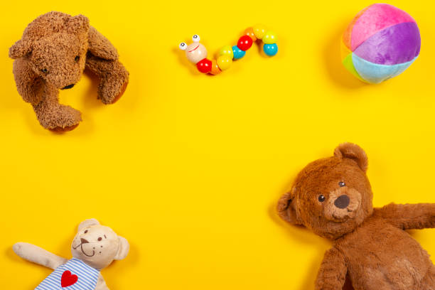 sfondo giocattoli per bambini con orsacchiotto e giocattoli colorati - bambola giocattolo foto e immagini stock