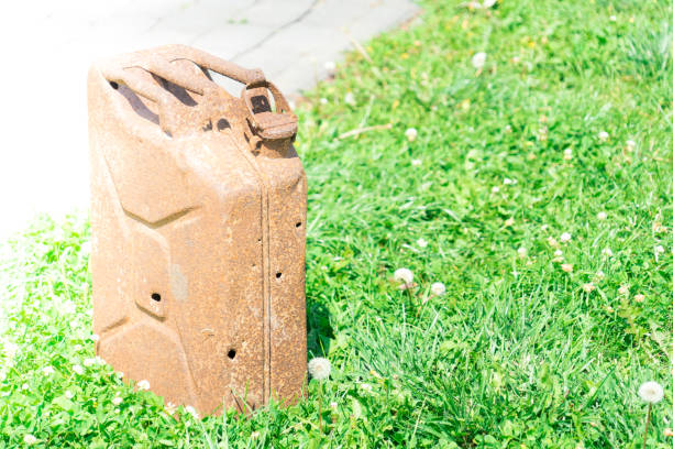 vecchia bombola arrugginito. posto per il tuo testo. - rusty storage tank nobody photography foto e immagini stock