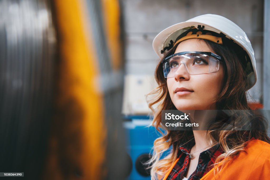 Portrait d’une femme jeune belle ingénieur travaillant dans le bâtiment d’usine. - Photo de Métier libre de droits