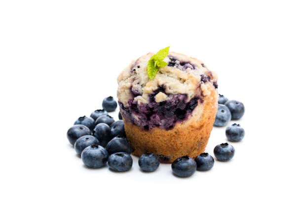 おいしいブルーベリーのマフィンを白で隔離 - muffin blueberry muffin blueberry isolated ストックフォトと画像