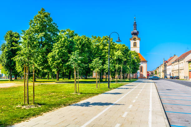 centro de cidade de koprivnica street. - koprivnica croatia - fotografias e filmes do acervo