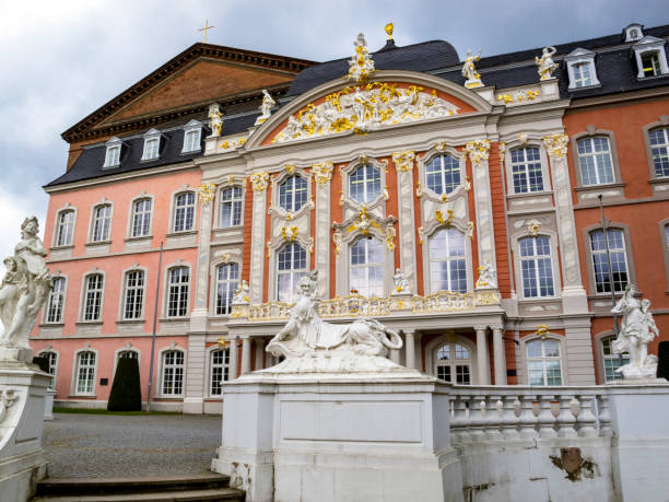 statue di sfinge, apollo e flora di ferdinand tietz di fronte al palazzo elettorale e all'aula palatina di treviri, germania - electoral palace foto e immagini stock