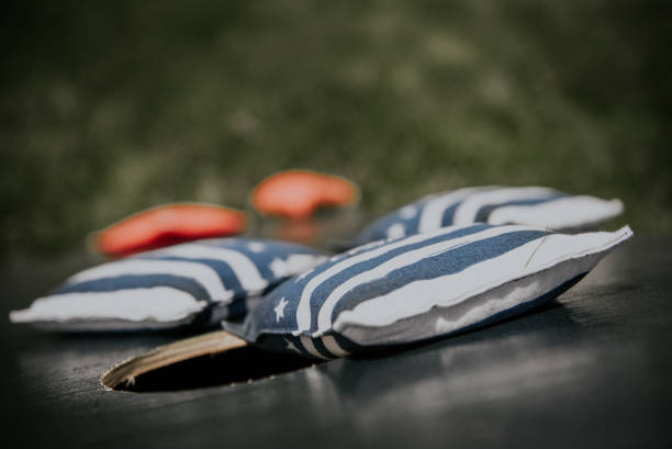 jeux de pelouse - cornhole leisure games outdoors color image photos et images de collection