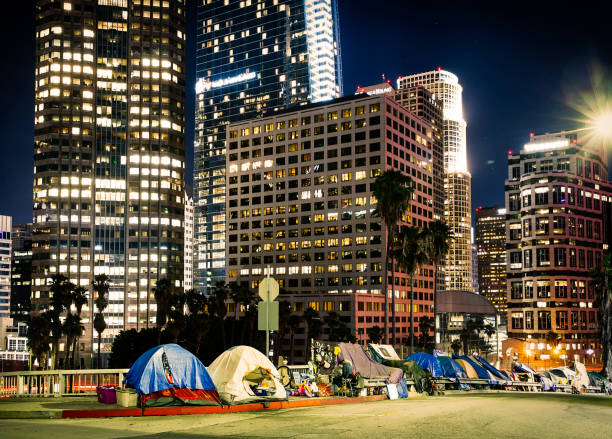 tents beside skyscrapers in los angeles downtown at night - city of los angeles city life cityscape night imagens e fotografias de stock