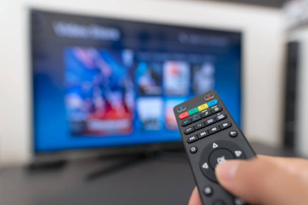 multimedia-streaming-konzept. hand halten fernbedienung - fernbedienung fotos stock-fotos und bilder