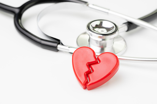 Corazón attact o concepto de corazón roto, lindo Lee rotura de corazón con estetoscopio médico sobre fondo blanco, cuidado de la salud, pacientes de diagnóstico y prevención photo