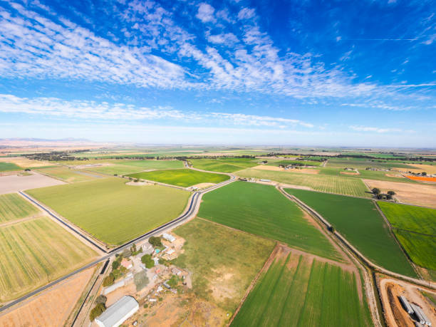 カリフォルニアの農地の航空写真 - san joaquin valley ストックフォトと画像