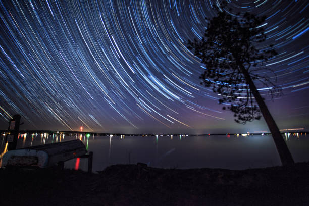 sur higgins lago estado parque star trails - star trail clear sky tranquil scene circle fotografías e imágenes de stock