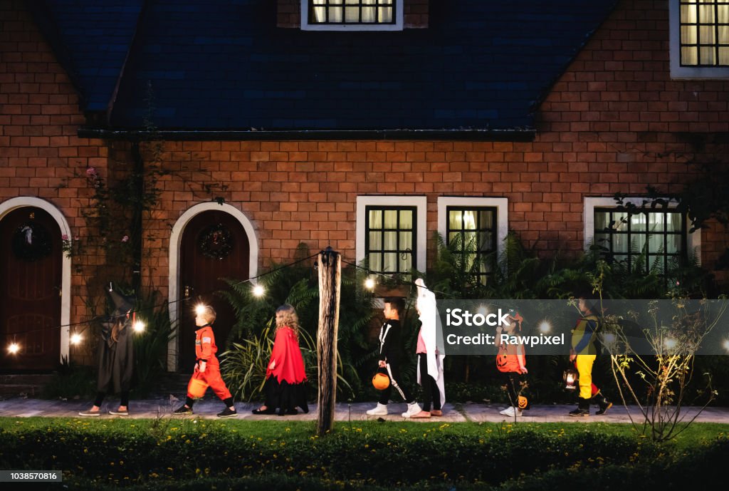 Grupo de crianças com Halloween trajes curta de truque ou tratando - Foto de stock de Trick or Treat royalty-free