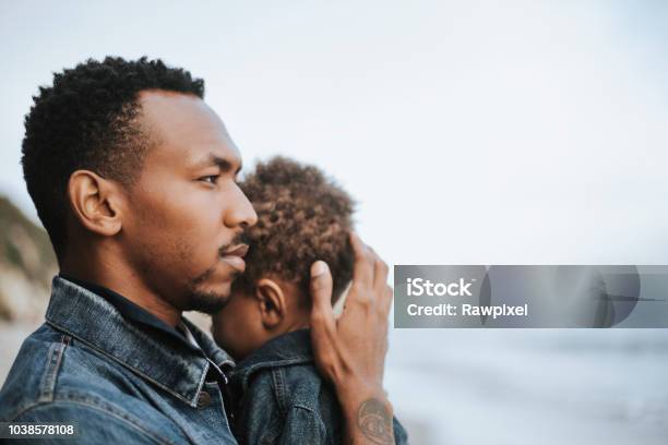 Papà Serio Con Suo Figlio Allaperto - Fotografie stock e altre immagini di Padre - Padre, Famiglia, Afro-americano