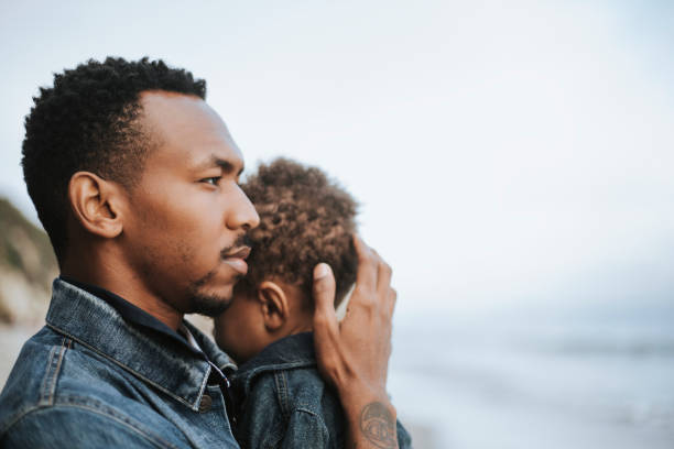 屋外の息子と深刻なお父さん - アフリカ系アメリカ人 ストックフォトと画像