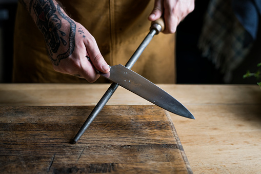 Afilado cuchillo en la cocina de chef profesional photo