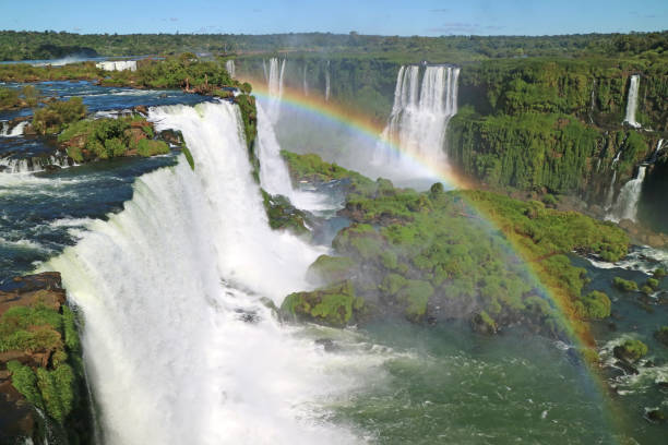 deslumbrante vista do poderoso iguazu falls (património mundial) do lado brasileiro com um lindo arco-íris, foz do iguacu, brasil - tropical rainforest waterfall rainbow iguacu falls - fotografias e filmes do acervo