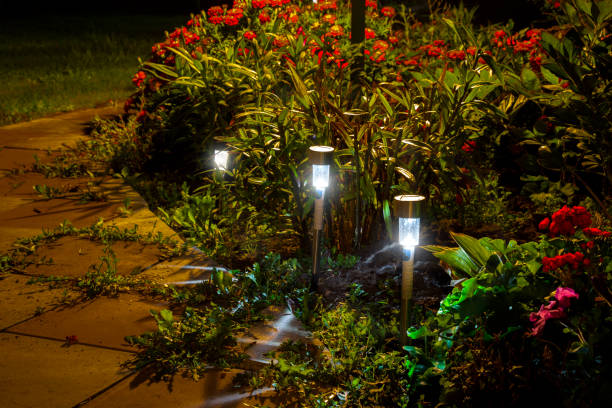 nocne światła ogrodowe - formal garden ornamental garden lighting equipment night zdjęcia i obrazy z banku zdjęć