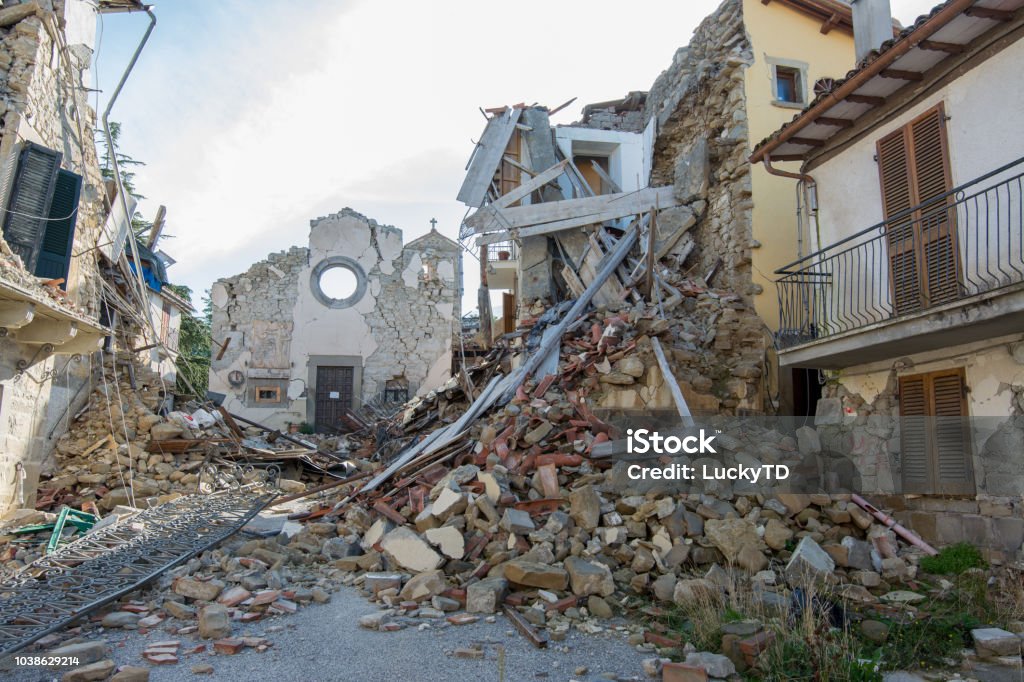 Città distrutta da un terremoto - Foto stock royalty-free di Amatrice