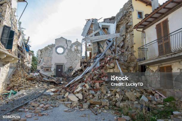 Città Distrutta Da Un Terremoto - Fotografie stock e altre immagini di Amatrice - Amatrice, Terremoto, Affranto