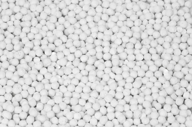 vista superior de bolas de magnesio en el filtro de agua. bolas de magnesio blanco. - sales growth fotografías e imágenes de stock