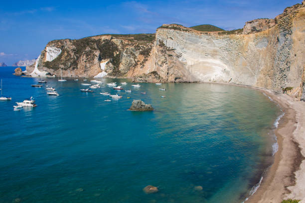 belle vue sur la plage de chiaia di luna dans l’île de ponza, lazio - tyrrhenian photos et images de collection