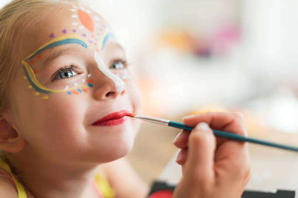 cute dziewczynka o jej twarz malowane na halloween party. halloween lub karnawałowe tło życia rodzinnego. malowanie twarzy, headshot z bliska. - costume expressing positivity cheerful close up zdjęcia i obrazy z banku zdjęć