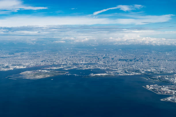 vista de la ciudad de tokio desde el avión - bahía de tokio fotografías e imágenes de stock